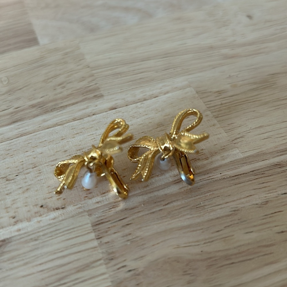 Vintage clip on bow and pearl earrings - Picture 3 of 5